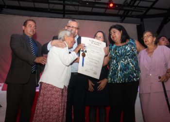 UES otorga título de licenciado en economía a universitario asesinado en masacre del 30 de julio del 75