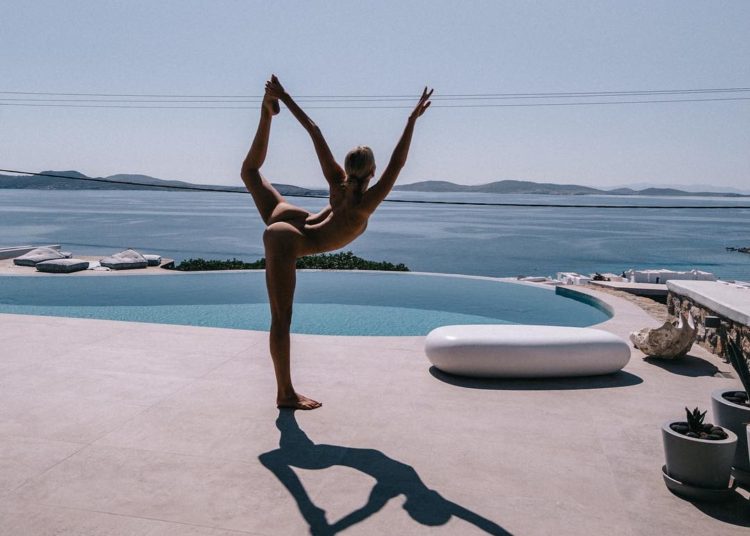 [GALERÍA DE FOTOS] ¿Quién es esta chica que hace yoga al desnudo?
