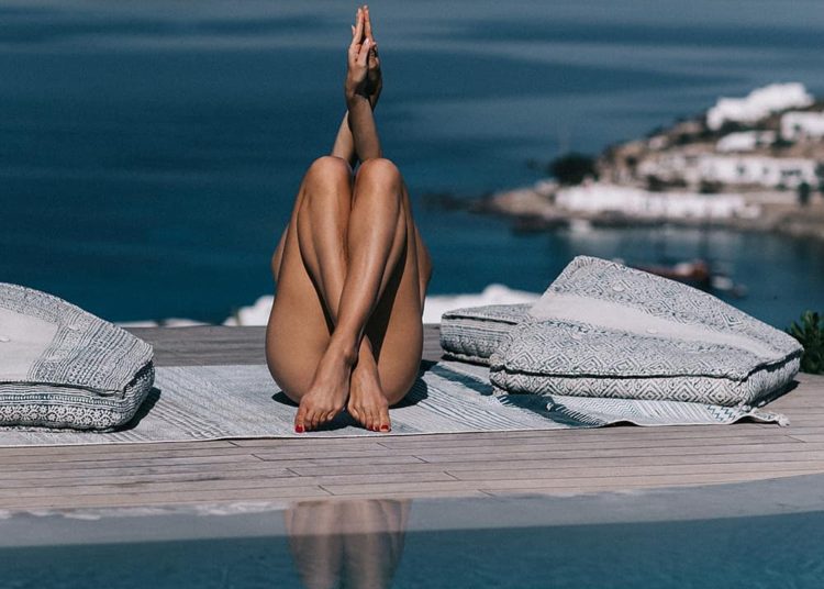 [GALERÍA DE FOTOS] ¿Quién es esta chica que hace yoga al desnudo?