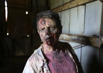 Una anciana cumple su sueño de ser zombie en The Walking Dead