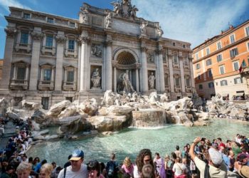 (VIDEO) Todo por una selfie: dos mujeres se pelean frente a la Fontana di Trevi, Italia
