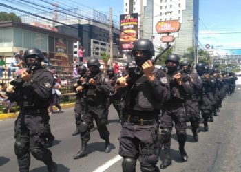 Policías se toman las calles de San Salvador