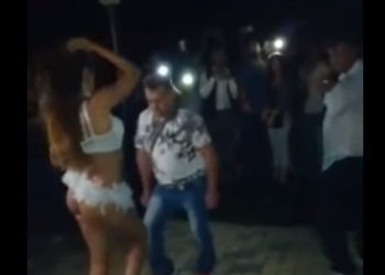 (VÍDEO) Hombre decide bailar con una «stripper» y esta fue la reacción de su esposa
