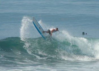 Surfista salvadoreño gana segundo lugar en competencia internacional