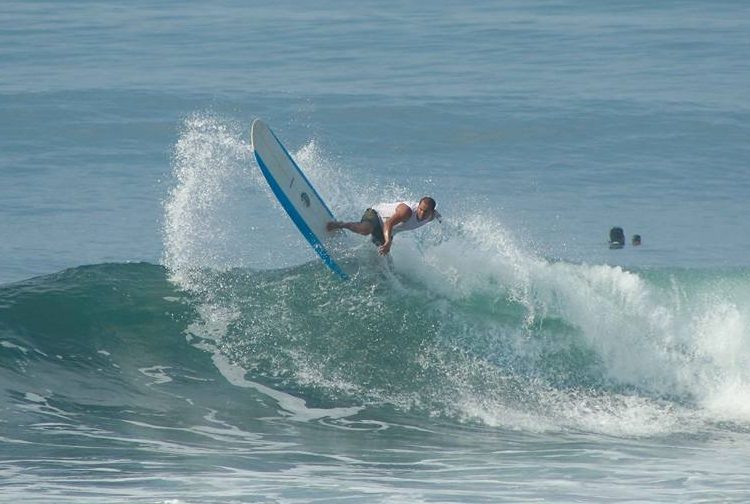Surfista salvadoreño gana segundo lugar en competencia internacional