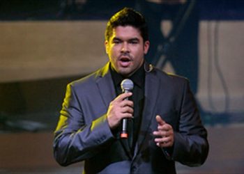 (VIDEO) El salsero Jerry Rivera se desploma de la tarima en pleno concierto