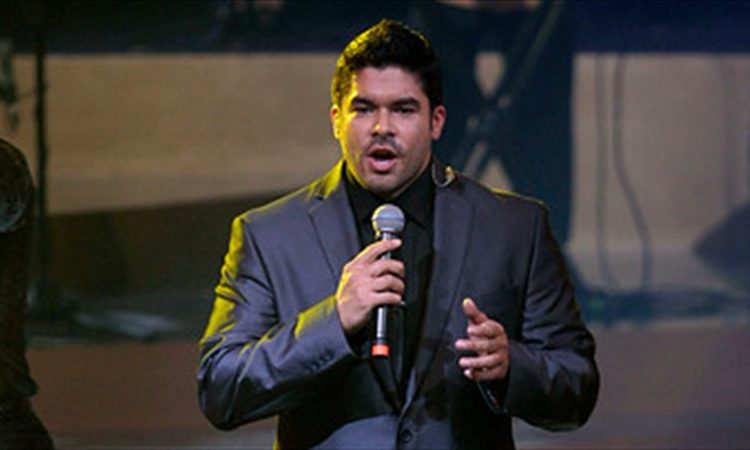 (VIDEO) El salsero Jerry Rivera se desploma de la tarima en pleno concierto
