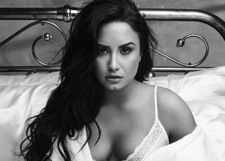 Demi Lovato escribe canciones mientras está en rehabilitación