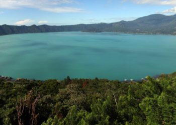 Cambio de coloración del lago de Coatepeque no es por microalgas, aseguran expertos de la UES