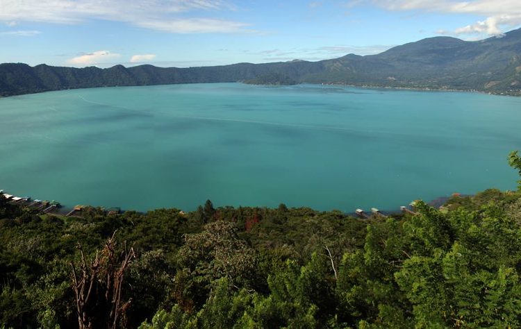 Cambio de coloración del lago de Coatepeque no es por microalgas, aseguran expertos de la UES