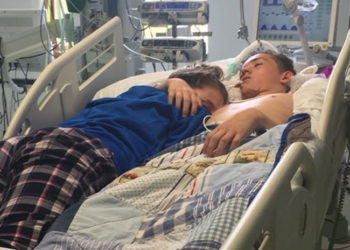 Se despide de su novio en el hospital antes de que lo desconecten