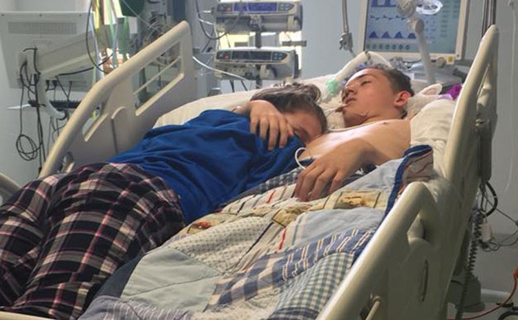 Se despide de su novio en el hospital antes de que lo desconecten