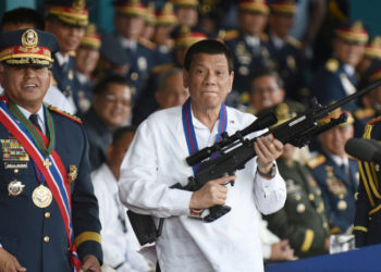 Presidente de Filipinas promete matar a los policías corruptos