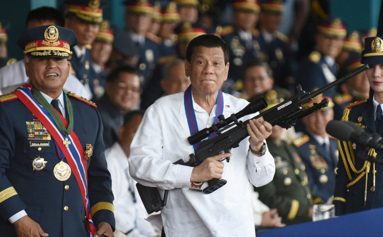 Presidente de Filipinas promete matar a los policías corruptos