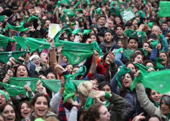 Argentinos hacen largas filas para renunciar a la Iglesia católica