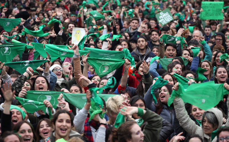 Argentinos hacen largas filas para renunciar a la Iglesia católica