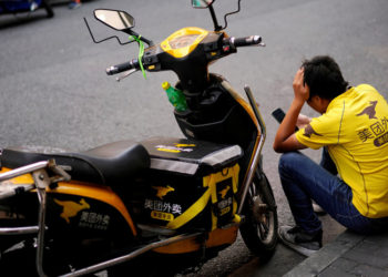 Un hombre se come el envío a domicilio que debe repartir en China