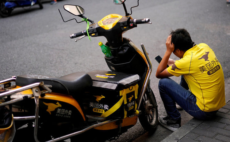 Un hombre se come el envío a domicilio que debe repartir en China