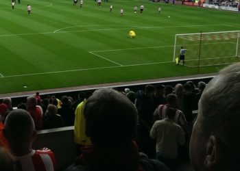 (VÍDEO) Mala puntería de un futbolista «castiga» a una aficionada distraída