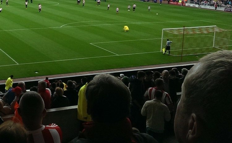 (VÍDEO) Mala puntería de un futbolista «castiga» a una aficionada distraída