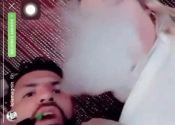 Polémica en Inglaterra por las imágenes del Kun Agüero fumando con la modelo Lola Magnín