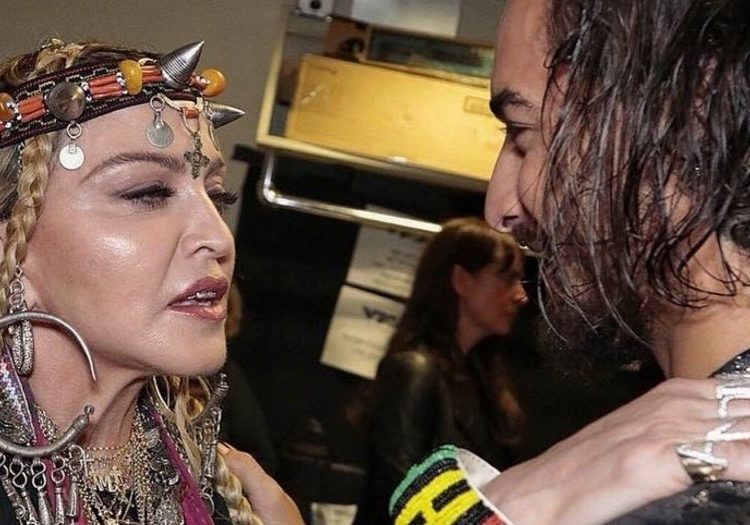 Madonna y el abrazo con Maluma: «bendición» y polémica