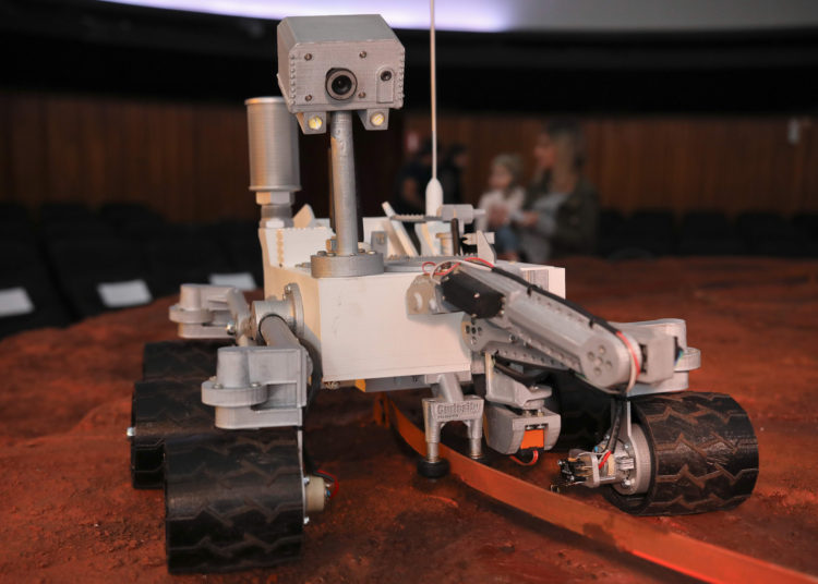 Un robot de Marte asombra a los más chicos en el Planetario Galileo Galilei