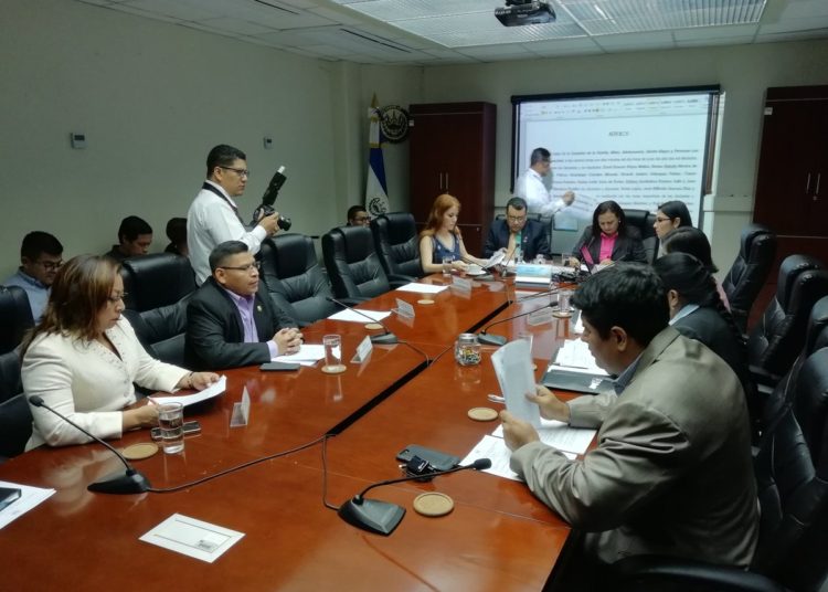 Diputados buscan que PGR descuente cuota alimenticia del fondo de pensiones a padres irresponsables