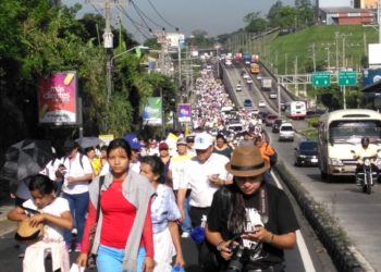 VIDEO: Católicos peregrinan hasta Ciudad Barrios en honor a Monseñor Romero
