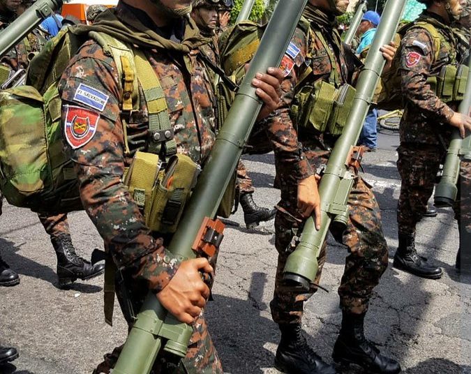 (FOTOS) Con vistoso desfile, FAES conmemora al Divino Salvador del Mundo