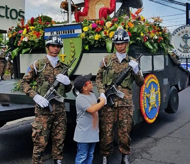 (FOTOS) Con vistoso desfile, FAES conmemora al Divino Salvador del Mundo