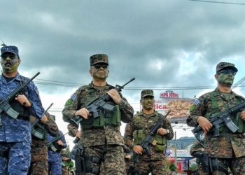 (FOTOS) Con vistoso desfile, FAES conmemora al Divino Salvador del Mundo