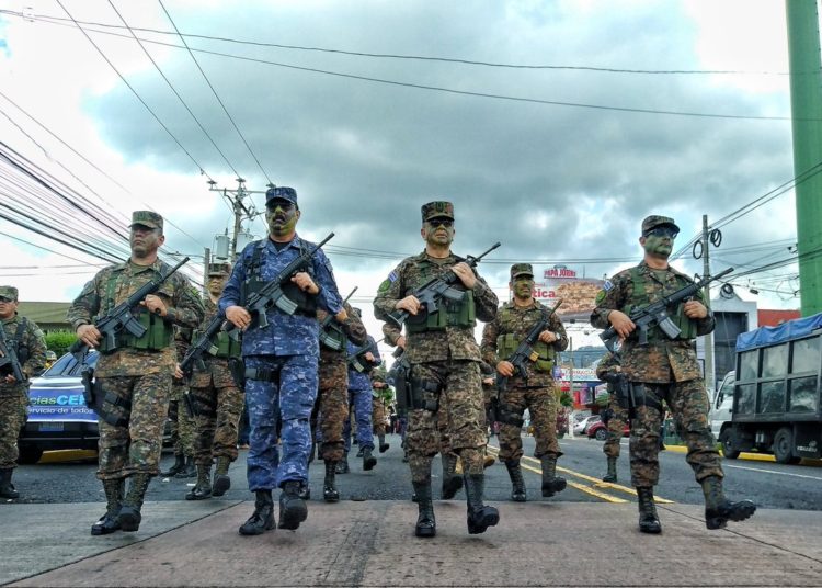 (FOTOS) Con vistoso desfile, FAES conmemora al Divino Salvador del Mundo