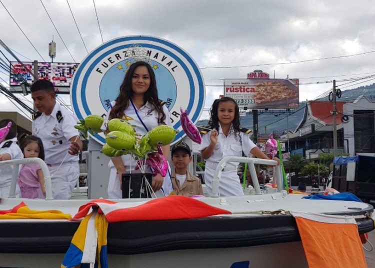 (FOTOS) Con vistoso desfile, FAES conmemora al Divino Salvador del Mundo