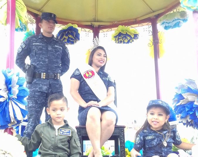 (FOTOS) Con vistoso desfile, FAES conmemora al Divino Salvador del Mundo