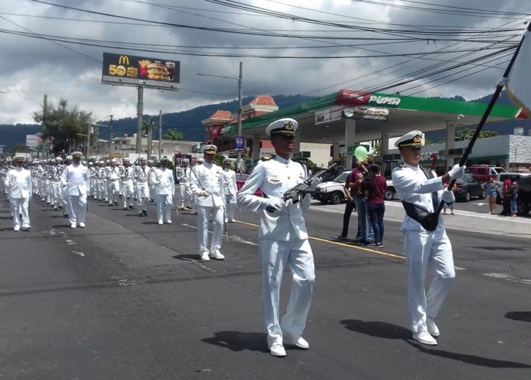 (FOTOS) Con vistoso desfile, FAES conmemora al Divino Salvador del Mundo