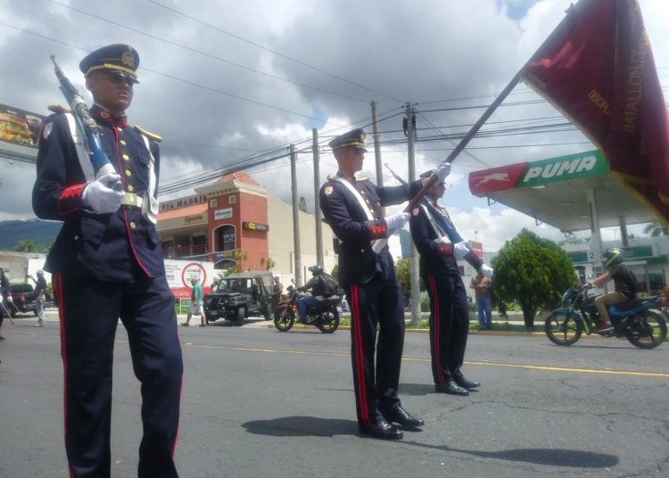 (FOTOS) Con vistoso desfile, FAES conmemora al Divino Salvador del Mundo