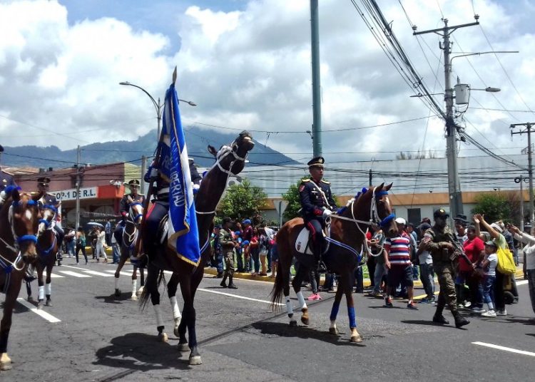 (FOTOS) Con vistoso desfile, FAES conmemora al Divino Salvador del Mundo