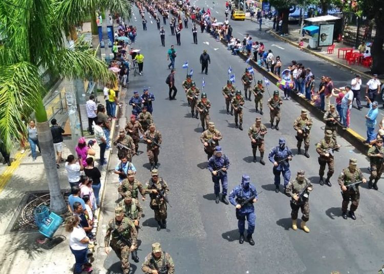 (FOTOS) Con vistoso desfile, FAES conmemora al Divino Salvador del Mundo