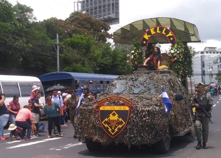 (FOTOS) Con vistoso desfile, FAES conmemora al Divino Salvador del Mundo