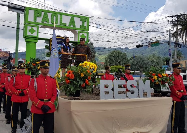 (FOTOS) Con vistoso desfile, FAES conmemora al Divino Salvador del Mundo
