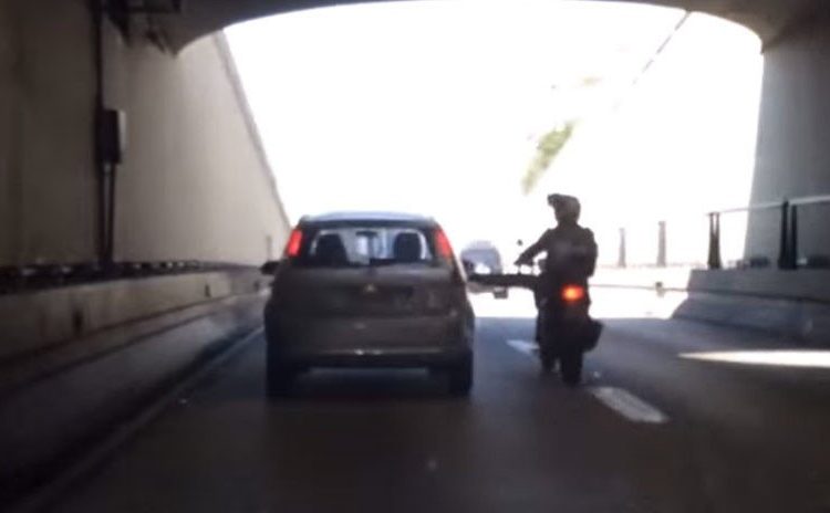 Karma instantáneo: Patea un auto desde su moto en marcha y lo lamenta enseguida (VIDEO)