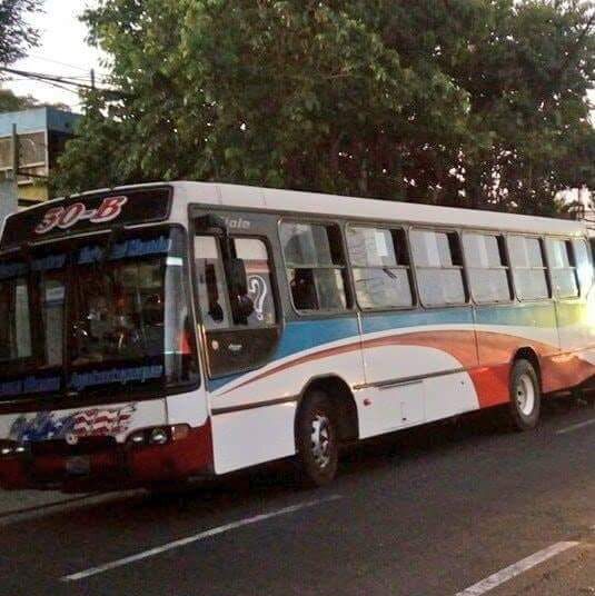 Apuñalan a una mujer en bus de la ruta 30-B