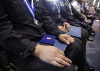 Sánchez Cerén entregó medallas al mérito policial a agentes destacados