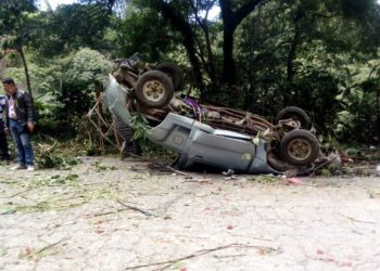 Cinco personas muertas y nueve lesionadas al caer un pick up a un barranco en Chalatenango
