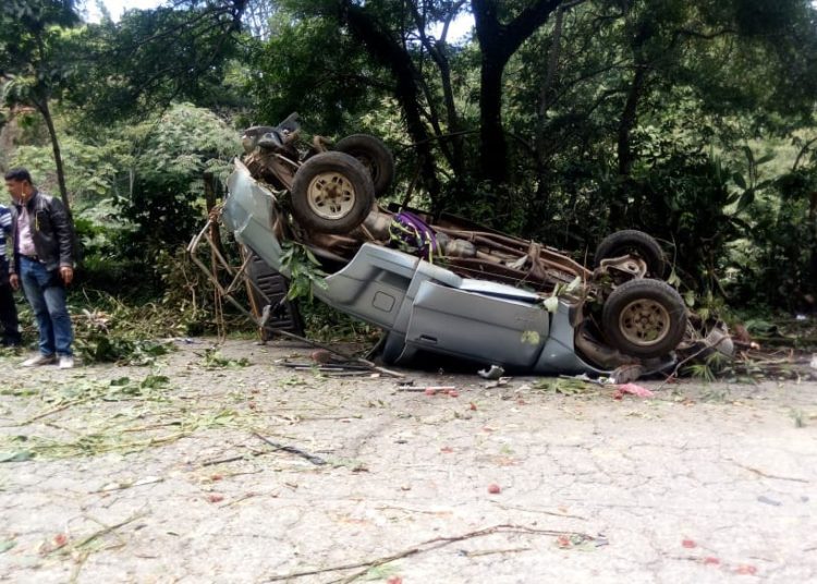 Cinco personas muertas y nueve lesionadas al caer un pick up a un barranco en Chalatenango