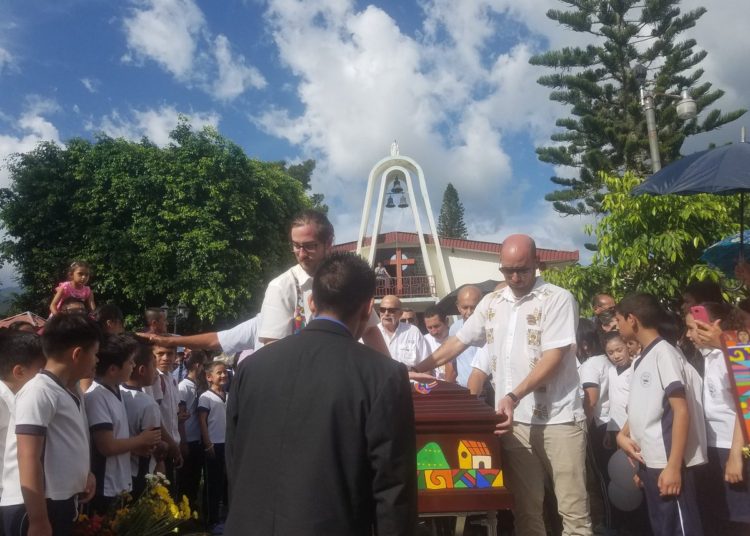 Dan el último adiós a Fenando Llort en La Palma