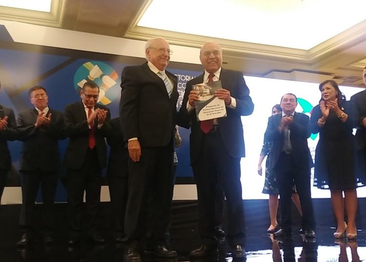 Universidades se comprometen a mejorar la educación superior