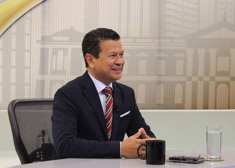 Hugo Martínez pide al partido ARENA regresar el dinero que les entregaron en el gobierno de Saca