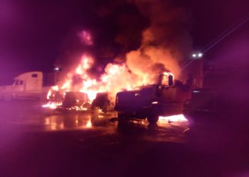 (VIDEO) Incendio consumió cuatro cabezales y dos contenedores con ropa en aduana de Santa Ana